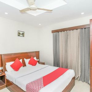 Oyo 13021 Park Palace